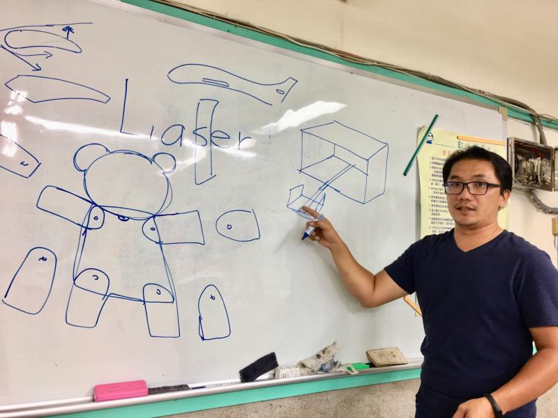 講師講解可動教具是什麼意思，又透過案例跟我們大家分享成功的經驗，失敗的經驗。可動教具可以分成人偶型的，把關節的地方分開，然後用雙腳丁之類的鉚釘固定，就可以活動，或者像模型飛機組合式，透過卡榫設計，也可以組一個模型唷。