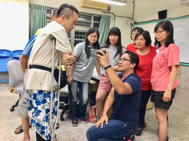 老師請學員做模特兒，大家一邊聽老師講解，一邊思考為什麼要這樣設計。而且應該要找出設計較具的中心思想和想要操作的目標，而不是設計一個教具出來，然後讓課程設計符合這個教具，這樣就本末倒置了。 