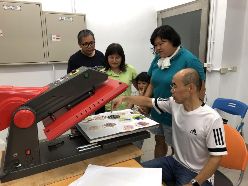 與學員們互相討論杯墊轉印應注意事項及如何做出最好效果的作品。