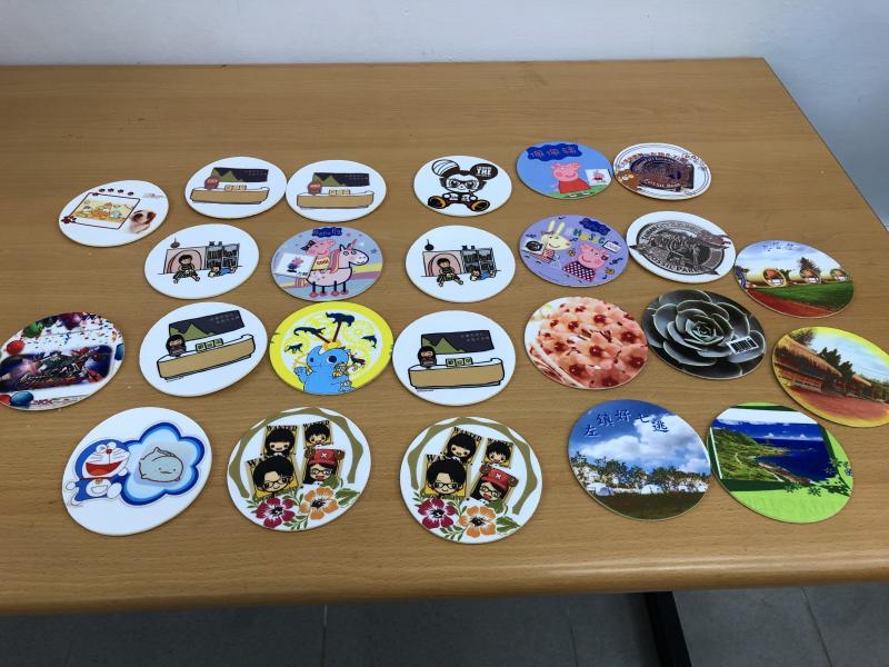 學員們完成色彩鮮明的杯墊作品