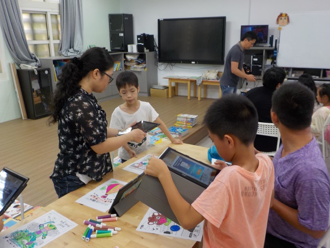 親子學員體驗虛擬實境