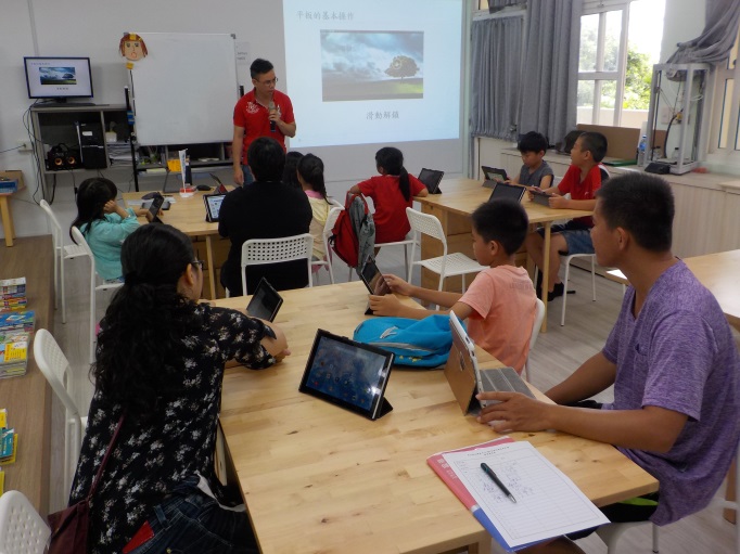 老師介紹平板操作方式