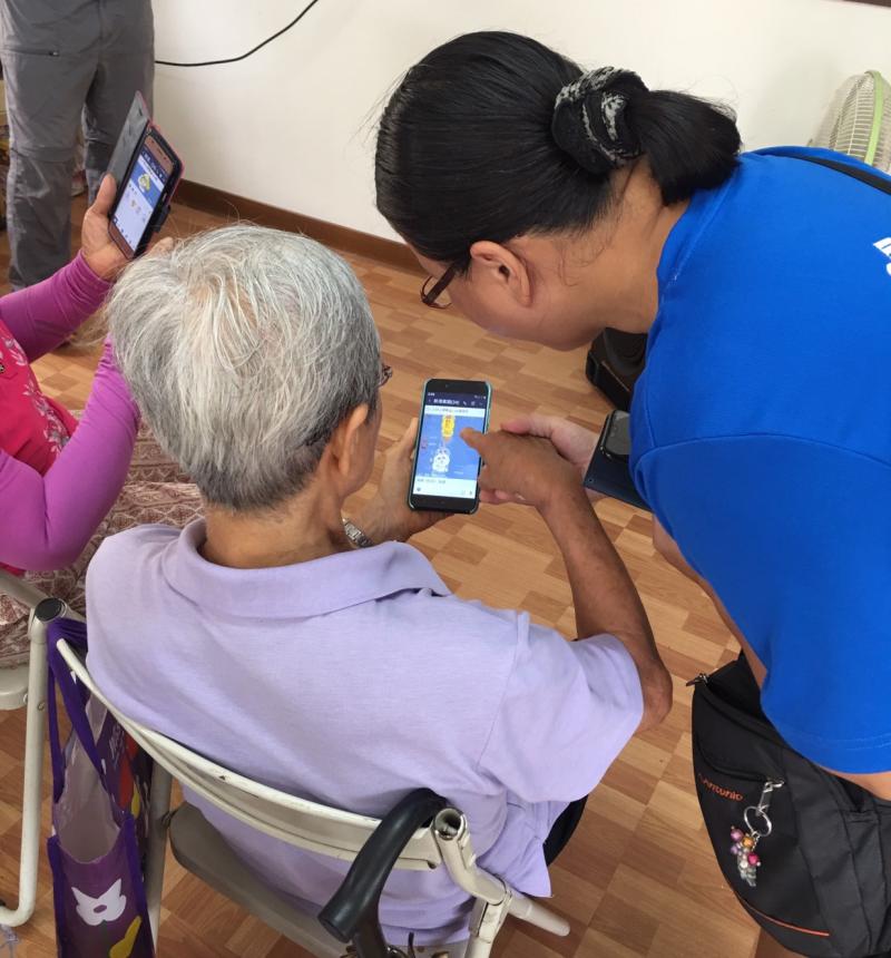 行動DOC-社區志工協助指導學員操作Line