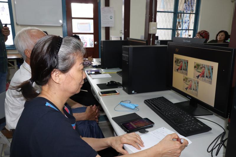 學員專心練習照片修飾亮度的調節。