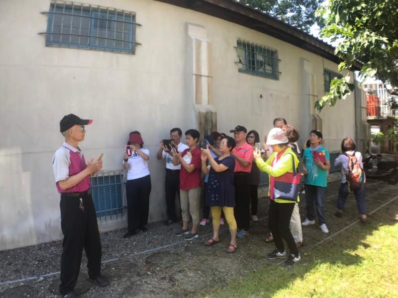 學員們在戶外取影及光影拍攝情況。