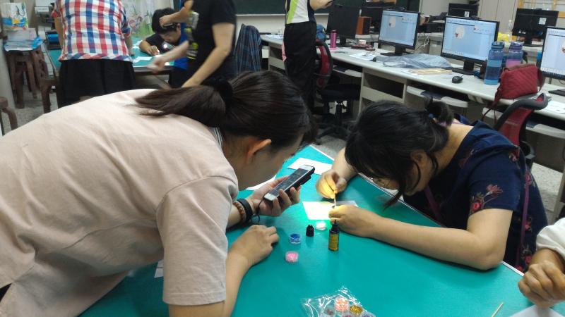 學員使用自己拍攝與編修的相片，運用相片複合機或轉印產作品