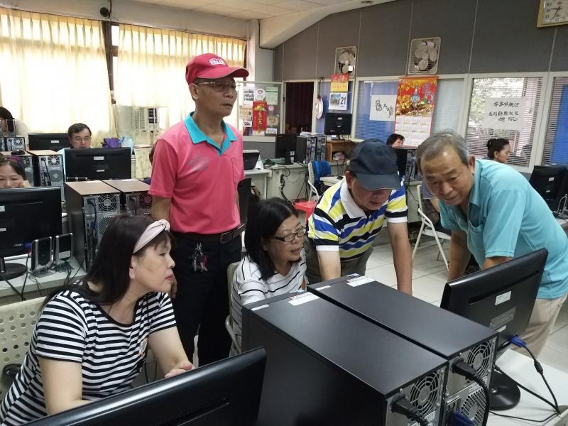 樂齡長輩很棒，會使用電腦操作數位雲端相片書製作。