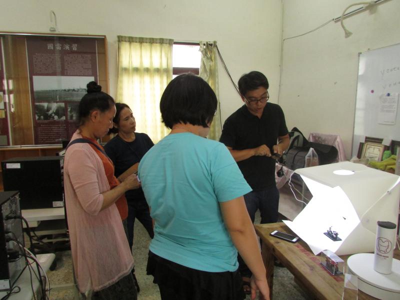 老師教學員如何巧妙的運用攝影箱和燈光拍攝出完美的商品照片。