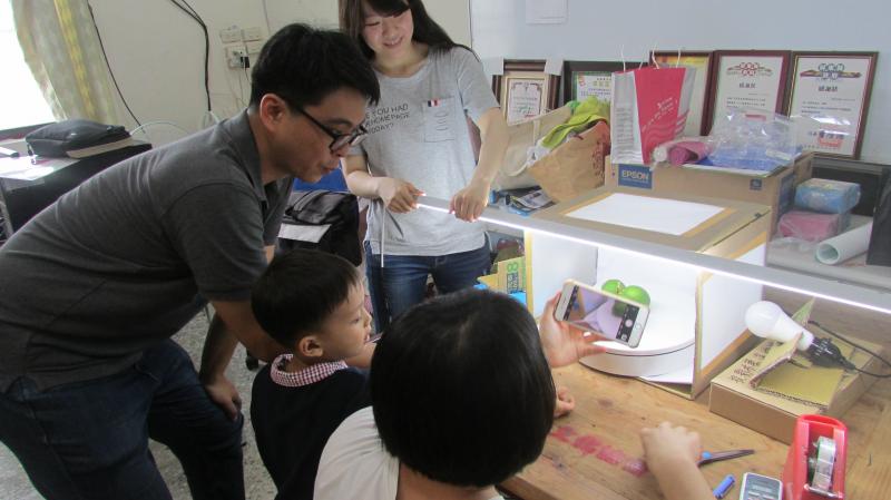 學員用旋轉台拍攝自己帶來的商品。