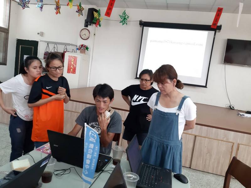 講師用簡報介紹後，由學員實際操作GOOGLE註冊步驟，其他學員一同觀看