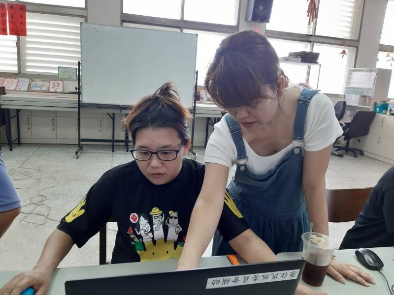 學員在操作過程中有問題，老師協助處理