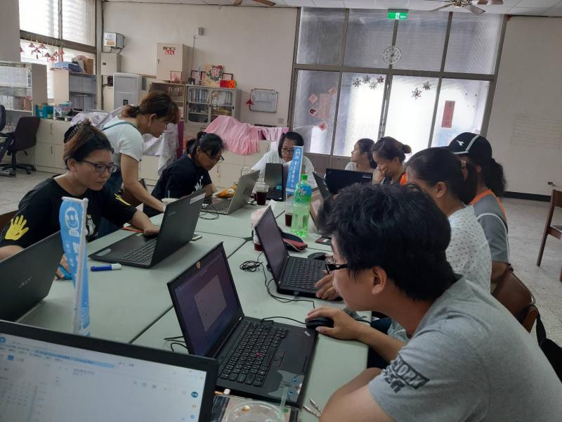 老師介紹GOOGLE問卷表單後，學員開始製作自己的表單