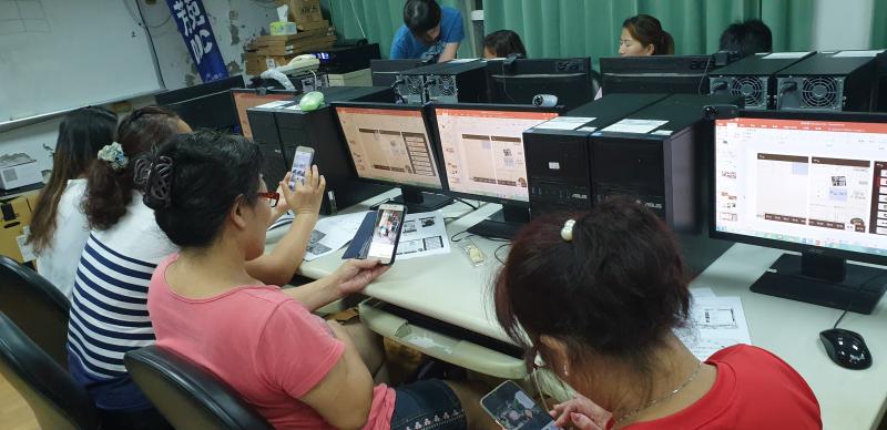 學員上課專心地聽講師教學手機APP酷卡應用