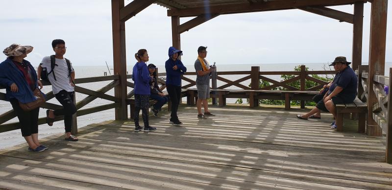 講師在海邊介紹與講解拍攝巧