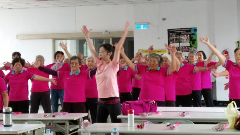 在上課前帶學員跳團康舞，除了能使上課有精神外，還可以在其他公開場合中表演，每次跳的舞都不一樣，學員們都很開心又多學到一招了，每位學員都樂在其中。