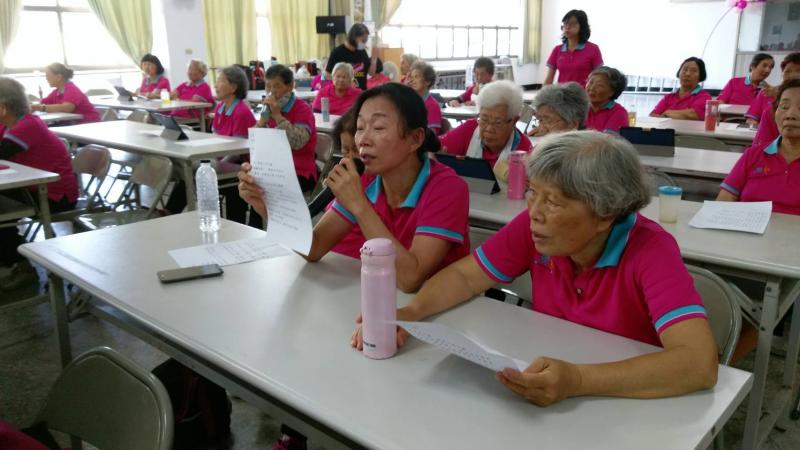 跳完前面的舞，就比較有肺活量來唱首歌囉！ 立馬開起〝獨上西樓〞演唱會了，現場氣氛熱絡！