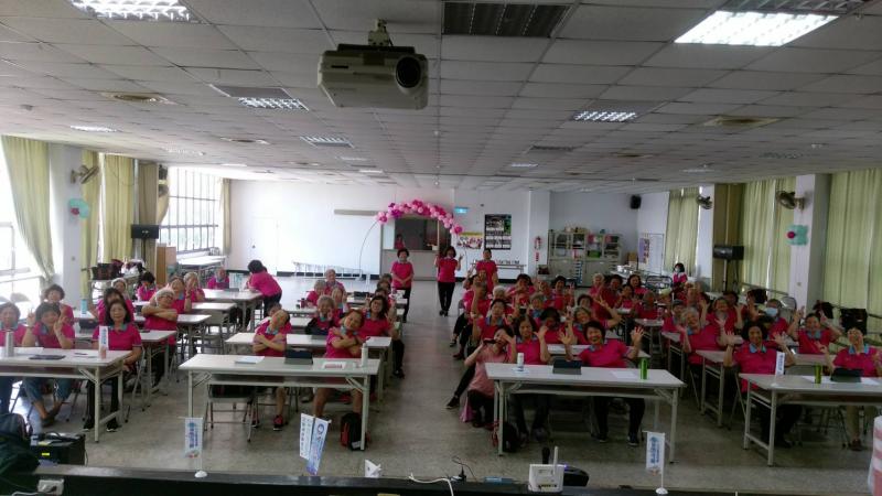 學員們跟講師的大合照，超多人的！ 服裝超統一！