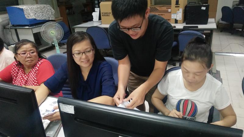 講師講解什麼是雲端發票，並協助學員操作