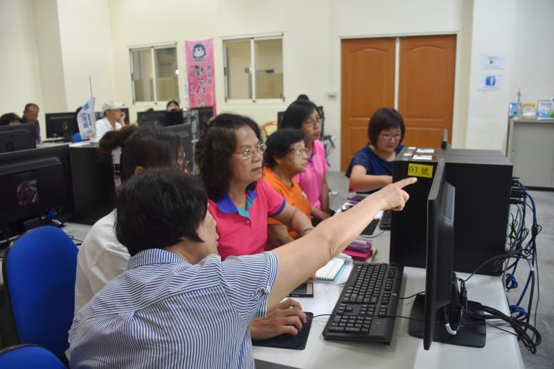 學員分組熱熱鬧鬧地開始討論腳本