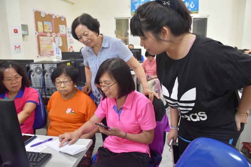 老師教導學員如何列出題目，以什麼方向、角度去想