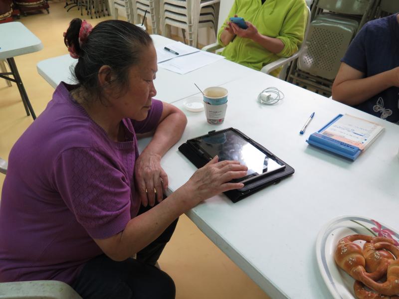 學員實作中，並在導航中查詢了附近的加油站及餐廳等。