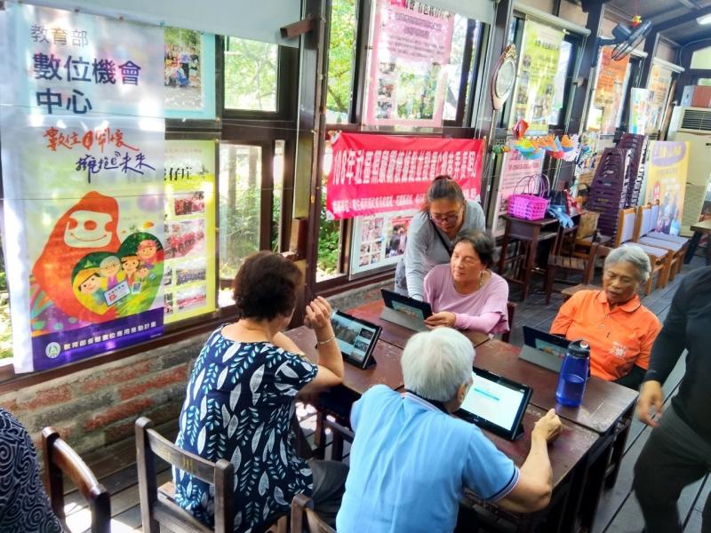 志工引導學員使用平板