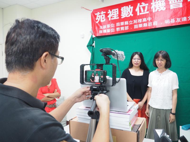 治安老師喬好角度，準備進行公民新聞主播播報新聞囉