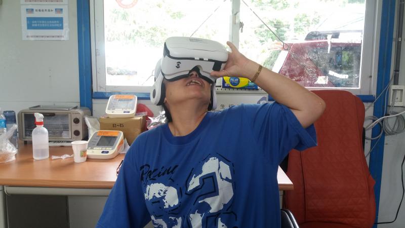 看到了我真的看到了！原來這就是VR眼鏡的魔力，哈哈,,,讓我再多看幾眼。