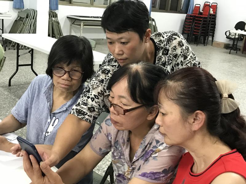 安琪老師協助大庄平板課程活動