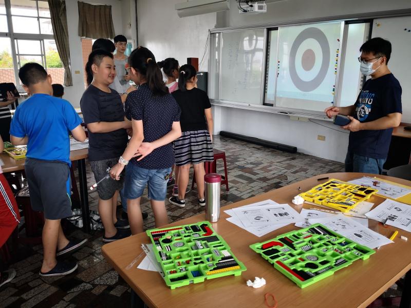 利用電腦也能打造電子飛鏢，一起來射飛鏢吧！