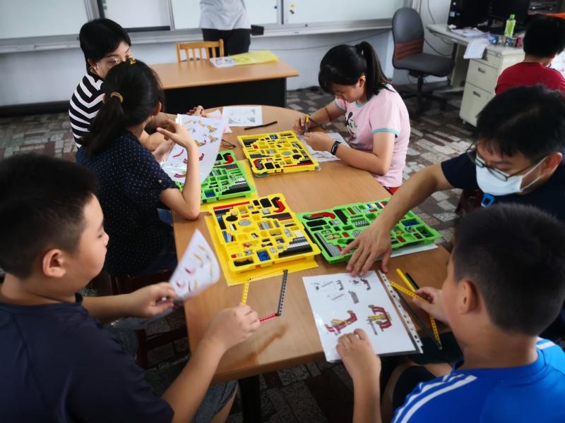 跟爸爸媽媽一起把積木排排好