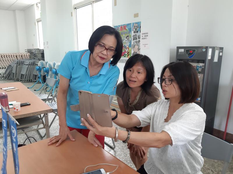 學員互相討論學習