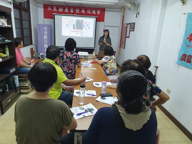 學員玲聽老師介紹常用平板、手機鍵盤功能鍵.