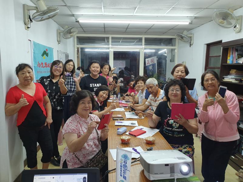 地圖導航很實用，下課前開心拍張團體照.