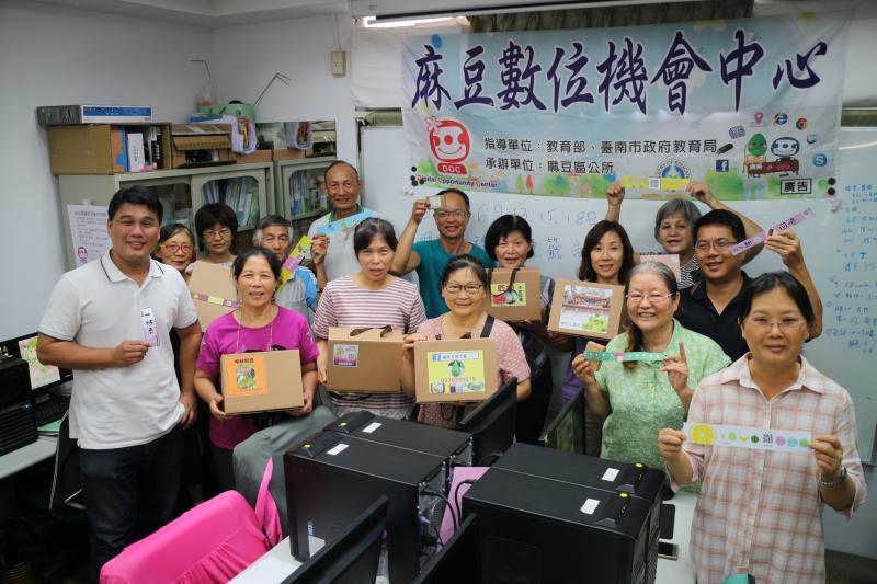 標籤製作班學員及莊洪凱講師合影