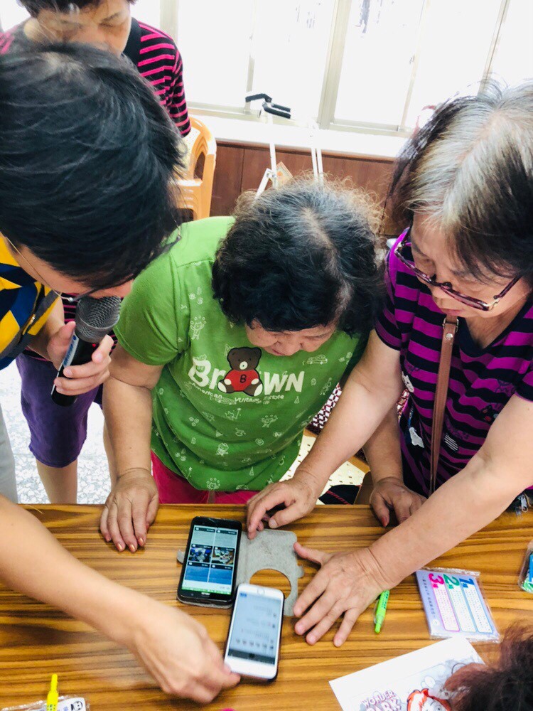 今天課堂上要教line的使用方式!  先教導阿公阿嬤下載app，然後註冊~