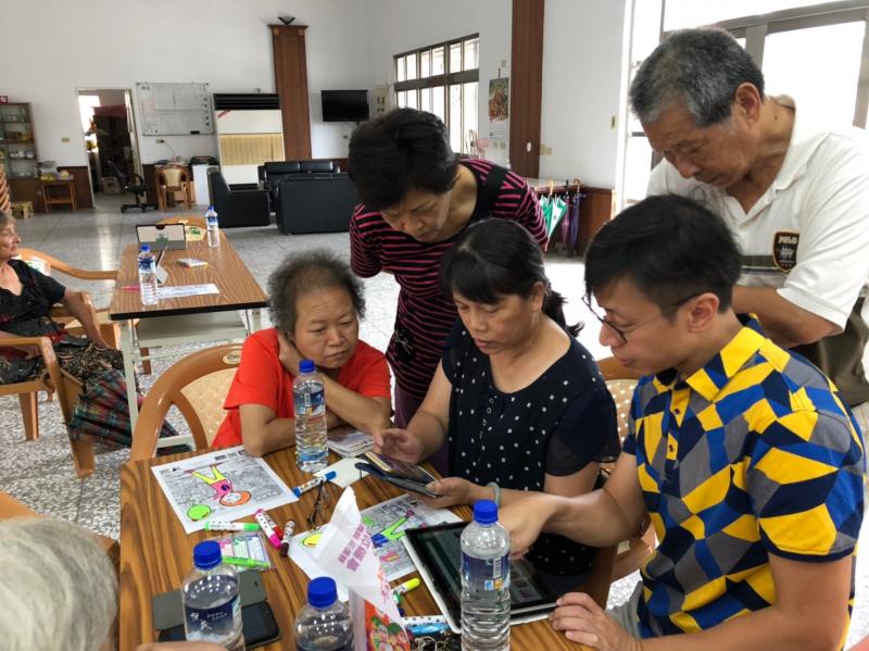 透過視訊看到孩子們，他們都覺得很開心 也因為課程學會使用line的使用