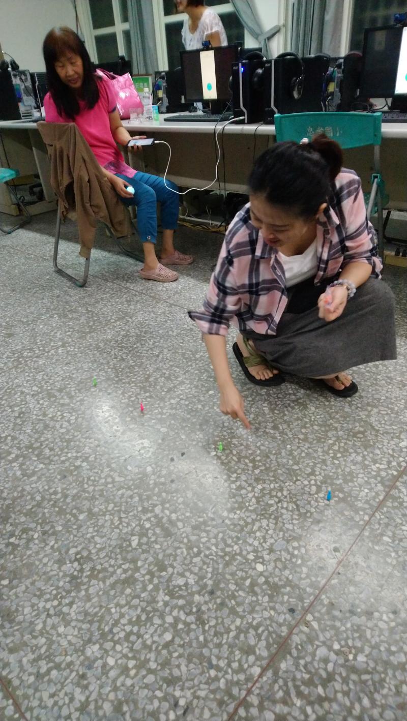 老師擺設障礙物讓學員操作