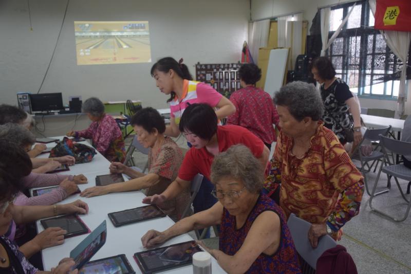 學員體驗不同的軟體功能