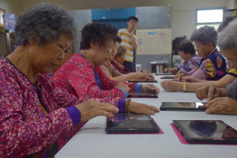 學員各個認真認真操作