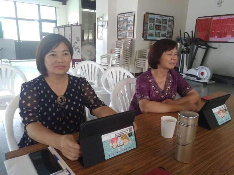 學員認真聽老師平板的操作及影音的操作。