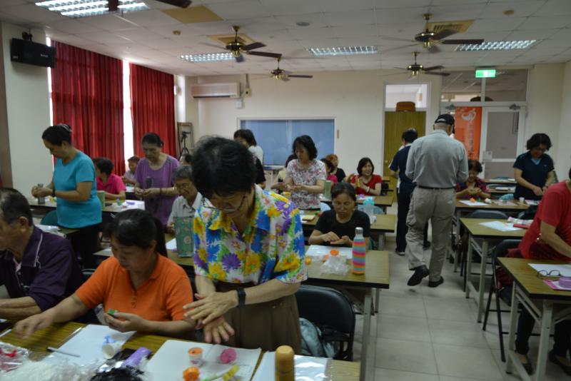 用超輕黏土做出小公仔在與3D列印筆結合製作冰箱磁鐵