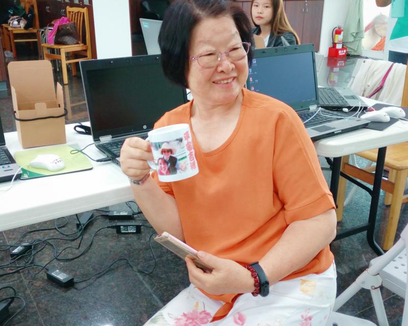 學員與自己的馬克杯合影