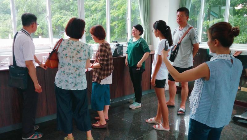 講師說明如何操作熱轉印機台