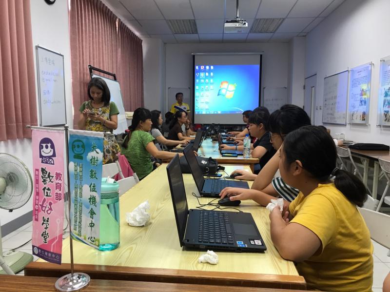 同學正在努力上課中