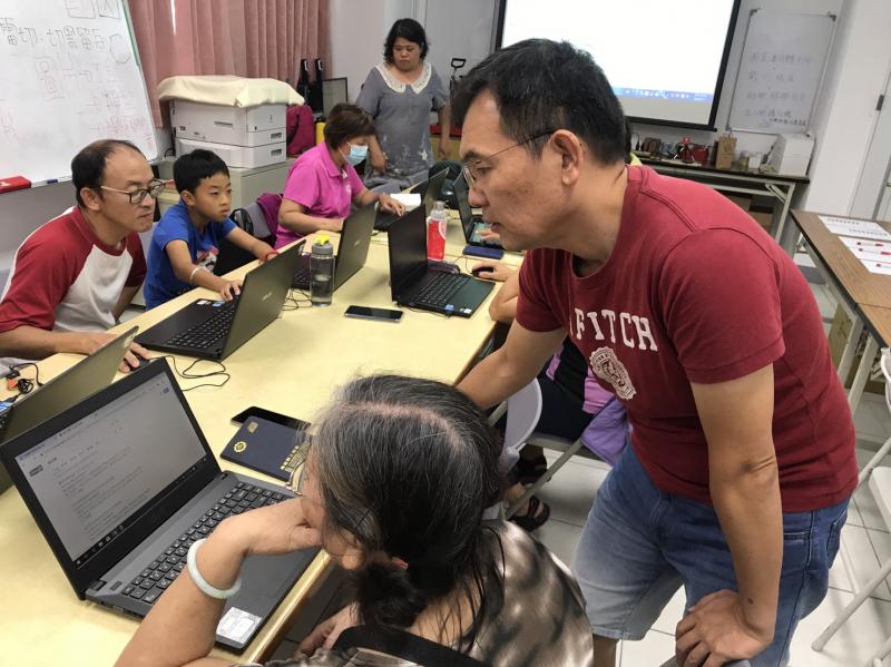 老師指導同學設計圖片