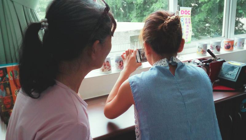 學員開心拍照紀念自己的成果