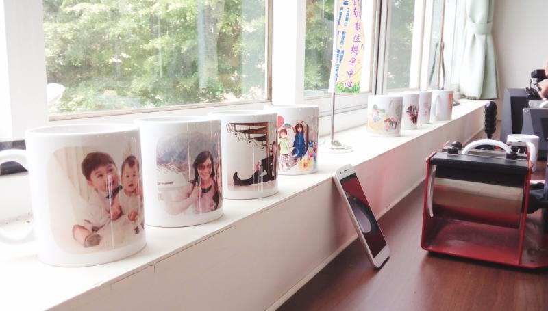 學員們製作的馬克杯放在窗台上散熱