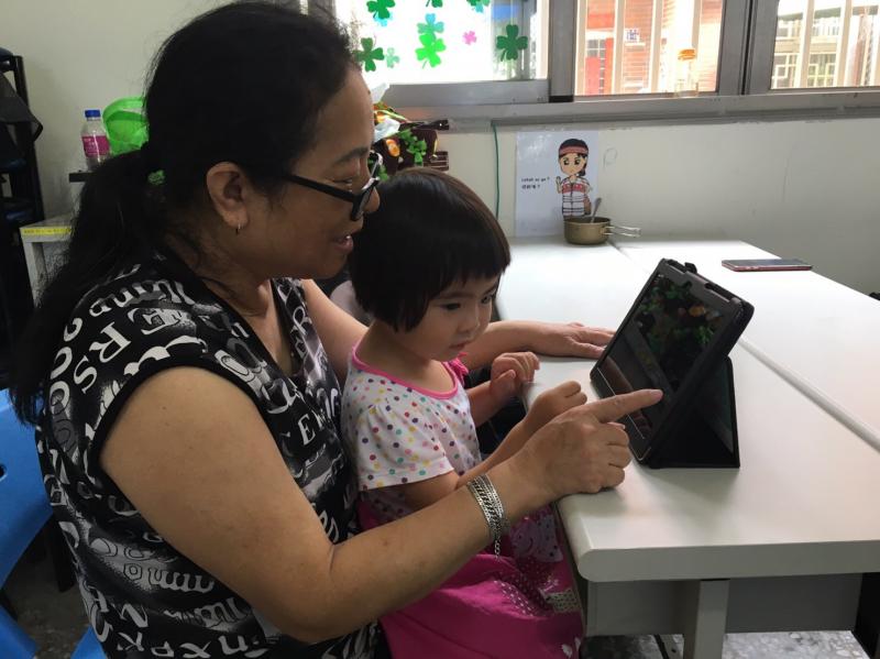 阿嬤帶孫女共學