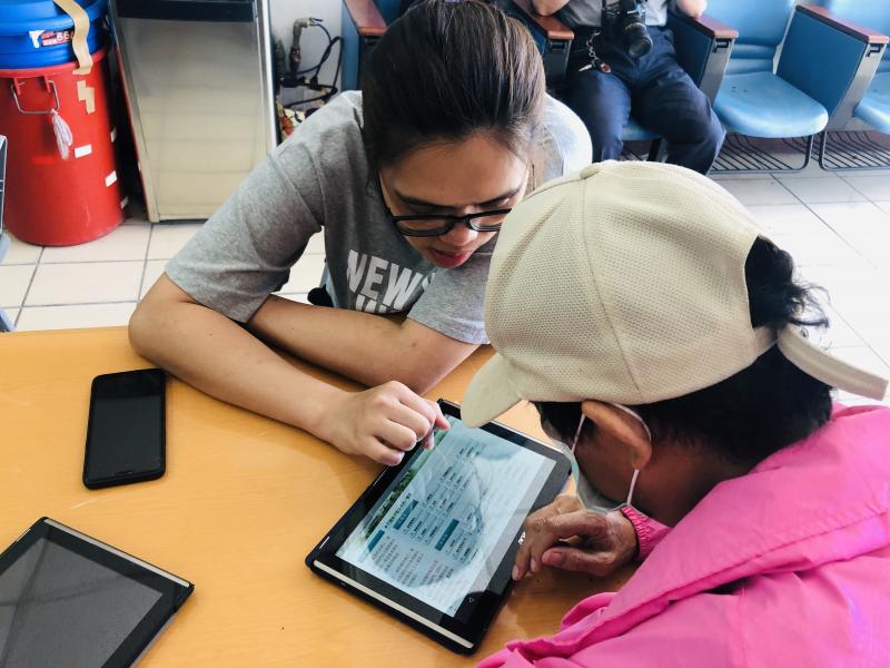 講師親身指導學生使用平板